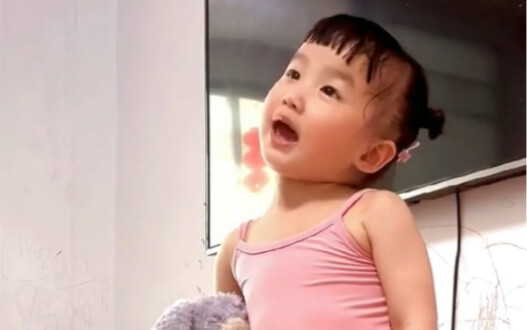 أحبّ هذا الفيديو حقًا، ولم أستطع مقاومة مشاركته مرة أخرى. عندما كانت شياو لو يان في الثانية والنصف م