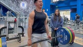 当我带女生进健身房本想要炫耀力量