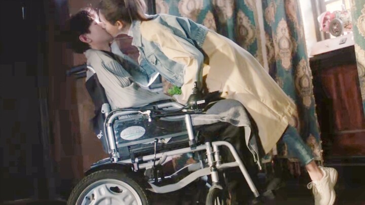 Nụ hôn trên xe lăn này của nữ chính có nội tâm khó cưỡng! Cô ấy hôn 6 lần trong 30 giây, quả thực là