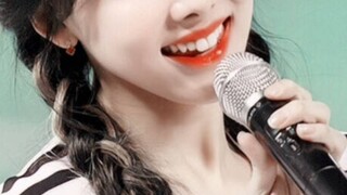 “ที่แท้เธอก็คือเด็กฝึกหัดตัวท็อปของ JYP ที่สอบผ่านอันดับหนึ่งสามปีซ้อน และไอดอลโดยธรรมชาติที่ได้รับค