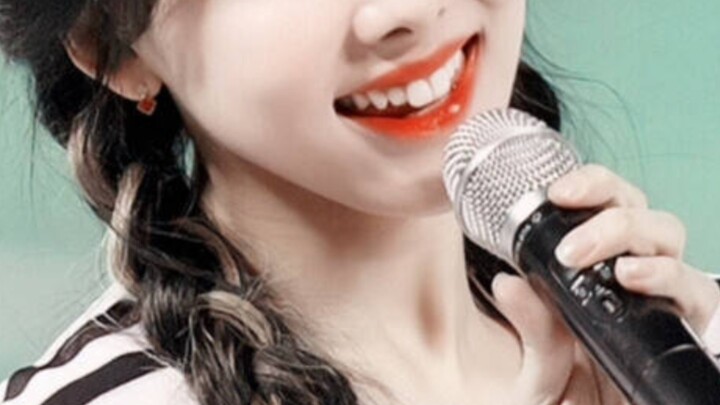 “原来她就是那个JYP连续三年考核第一的王牌练习生，连续三年队内盖洛普第一的天生爱豆啊！”