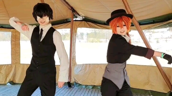 تعلمت لأربعة أيام، والرقصة تشبه الدجاجة ( )