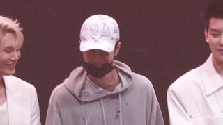 无论能力还是思想，他都远超很多人。蠢货以为他不善言辞应付不了对谈吗？其实是他所思所想和蠢货的智商太不匹配，他又很真诚的不想敷衍--沉默是他给蠢货最大的体面