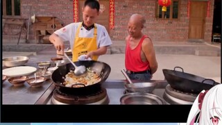 Hot Girl Neon nhìn Vương Cương làm cơm chiên dứa rồi nói: "Tà thần Hỏa Vân là gì?"
