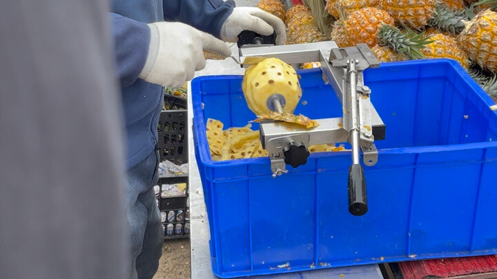 اكتشاف جديد في سوق الصباح: حتى تقشير الأناناس أصبح بهذه التطور!