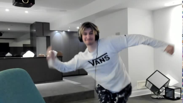 Setelah xQc mencuci tangan, ia kembali dan langsung menari Twerk secara spontan di obrolan (siapa ya