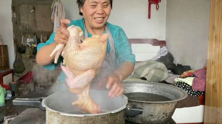 盲人母亲做鸡肉她脑瘫儿子嘴都笑歪了。