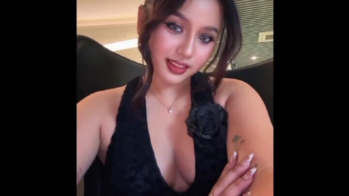 senyum yang benggoda😙