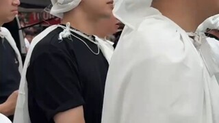 外国小伙披麻戴孝参加江苏葬礼，看着东家主张的杂技表演傻眼了