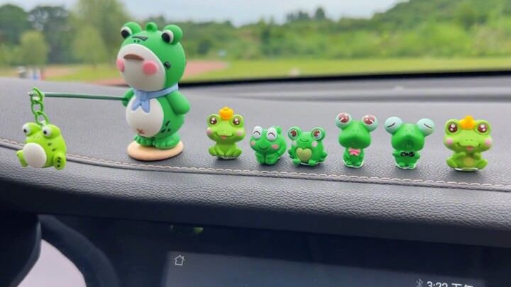 Figurin katak kecil yang bisa ditaruh di mana saja, imut banget dan seru banget!