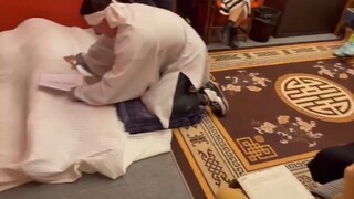 เพื่อนร่วมงานจากสำนักอุตุนิยมวิทยาจัดหนักจริงๆ ไอ้บ้าเอ๊ย ผมโกรธจนแทบจะตายตรงนี้เลย ลองเดาสิว่าผมอยู