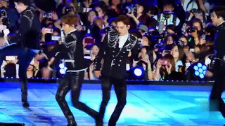 Lagu EXO menjadi pusat perhatian penonton. Boy group papan atas Asia ini sangat kuat.