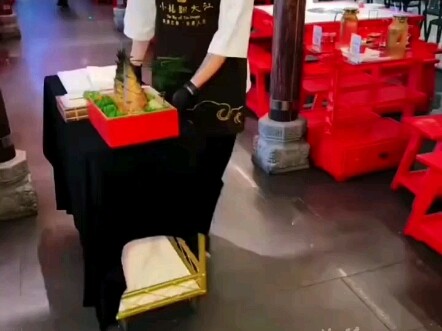 A girl ordering hot pot placed an order for sweet bamboo shoots, and the server let her pick and sli