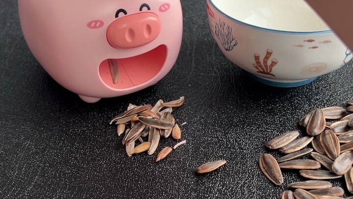 A hands-free sunflower-seed-cracking gadget—does cracking seeds like this even feel alive?