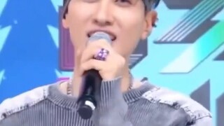 "عندما يغني الزوج، هل يجب على الزوجة أن تكون حاضرة أيضًا؟" لان رن لديه حس فكاهي رائع!