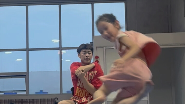 教练：暑假开启。                                        馆长：劝你一天回来。            学生：暑假之谁的噩梦