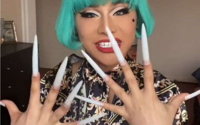 تقييم الأظافر بطول عشرة سنتيمترات