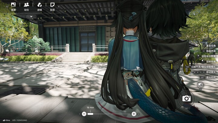 Melingkarkan ekor untuk memeluk penguin kecil yang menggemaskan