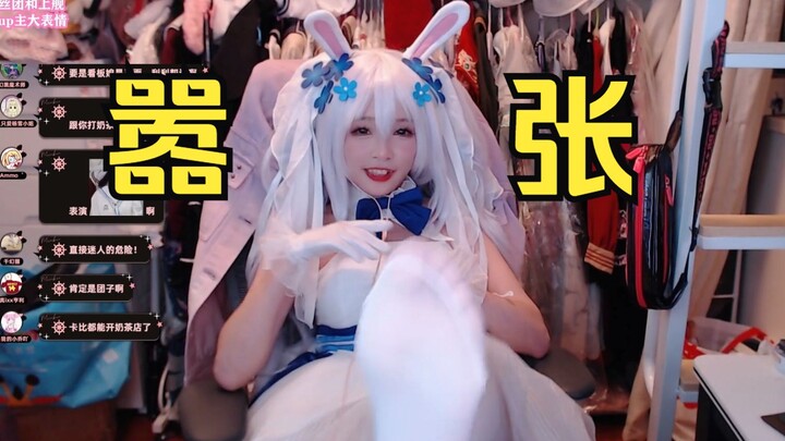 Wanita, turunkan kaki pendekmu dari atas meja.