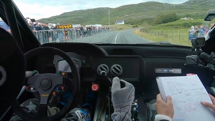 为啥两个人开赛车，旁边的人是干嘛的？