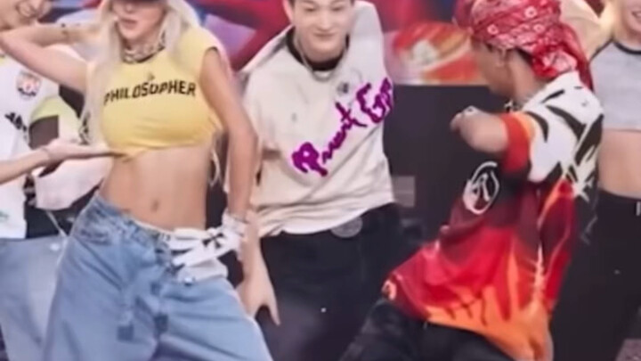 ضحكتُ بشدة حتى تقيأت... لا أستطيع إنهاء عملي بسرعة مثله. رقصة "الجسم" لدو رونغ