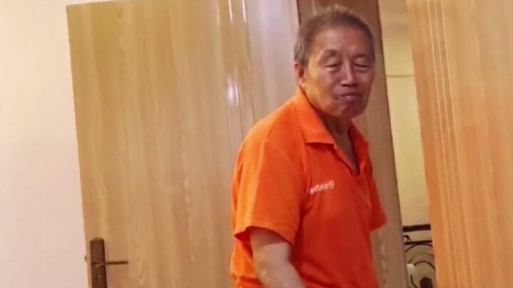 Cute Late-Night Chat Between a Post-00s Nurse on Overnight Shift and an Insomniac Grandpa at the Nur