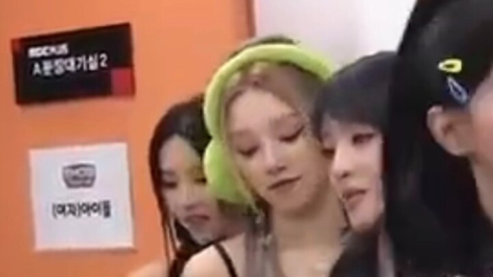 宋雨琦拍米妮是真熟练啊！小娟表情好搞笑