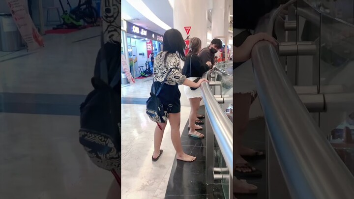 dua cewe cantik seksi lucu saling nuduh ilang sandal #viral #trending #prank #funny #lucu #shorts