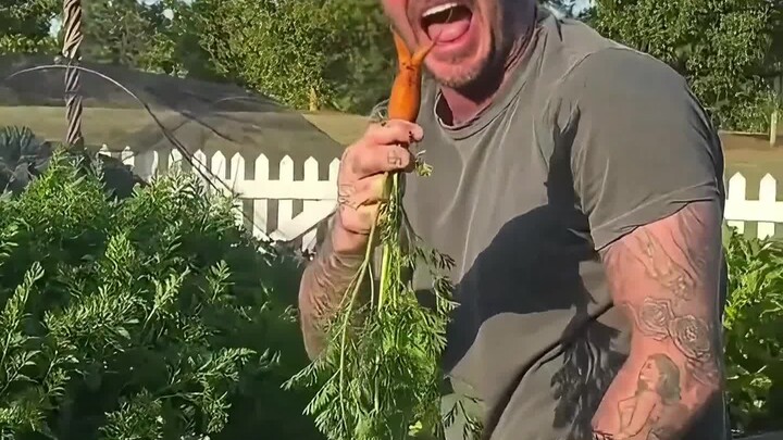 Nam thần hóa "nông dân rau"