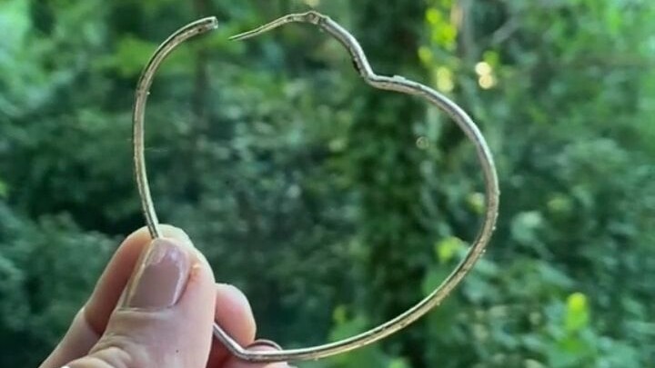 The grateful crow actually brought a heart-shaped gift!