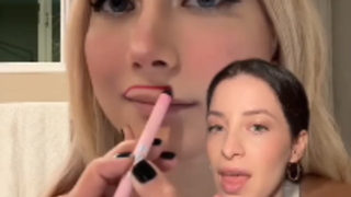 Cara terbaru di internet untuk membuat bibir tampak lebih penuh ini benar-benar sulit dinilai.....