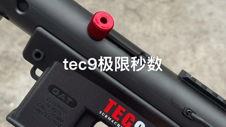 Menguji kecepatan tembak maksimal Tec-9; teknisi bisa mengetahuinya hanya dari suaranya