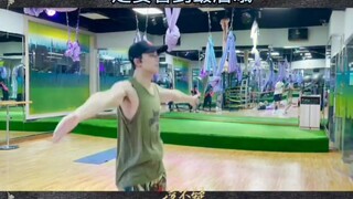 (ไม่ได้กินข้าวมาสามเดือนเพื่อฉากหนึ่ง) ก็ต้องเป็นอู๋เหลย เจ้าหนุ่มผู้โด่งดังที่สุดในเมืองหลวงนี่แหละ