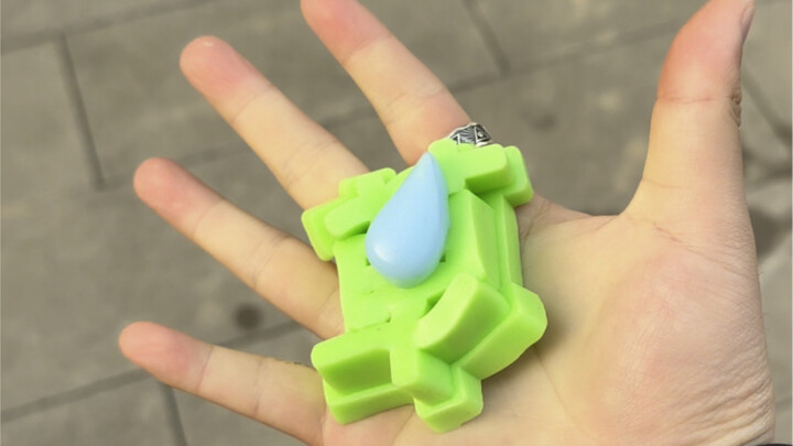 My wife wants to shake hands with me, but I won’t—instead, I’m gonna grab some grass! Hehe, what abo