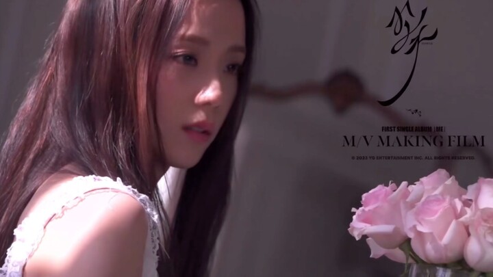 MV versi asli lagu debut solo Kim Ji-soo, “Flower”, diduga bocor
