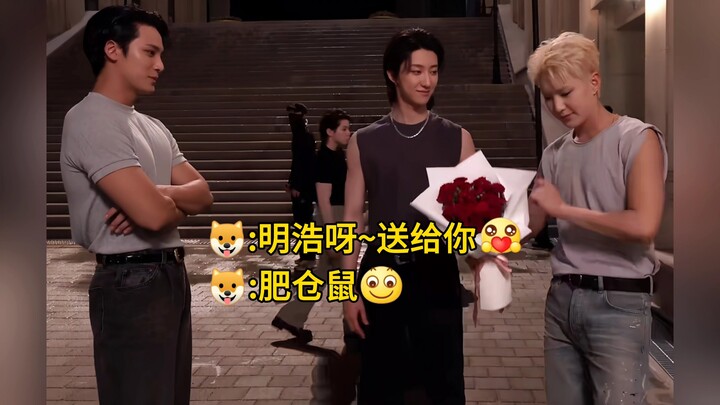 โฮชิ: มินกยู~ ทำไมไม่ยิ้มเลยล่ะ? เป็นคนที่โดยธรรมชาติไม่ค่อยยิ้มหรือเปล่า? [ยิ้มแสยะ]