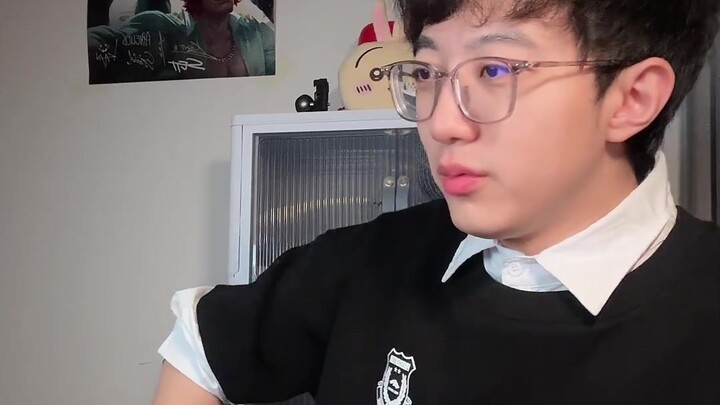 She wanted to add me on WeChat, so I lowered my head and instinctively started scrolling through vid