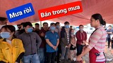 DIVA Cát Thy căng dù bán bánh tráng trộn trong mưa