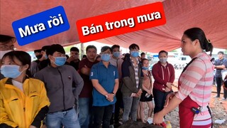 DIVA Cát Thy căng dù bán bánh tráng trộn trong mưa