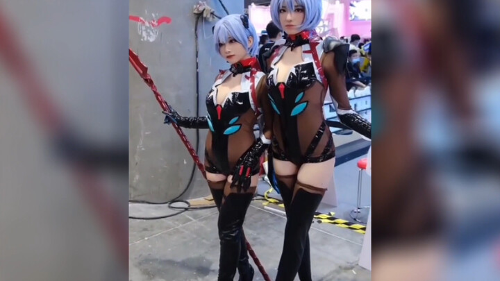 “This cosplay convention is… getting more and more outrageous.”