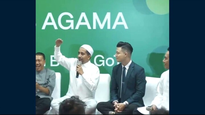 Ribuan mitra pengemudi Gojek bersama dengan karyawan PT GoTo Gojek Tokopedia Tbk berkumpul di Aula M
