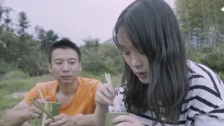 The Huanong Brothers were interviewed by a female reporter and taken to the river to eat bamboo rats