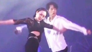 Đừng chạm vào cô ấy!!!! Ahhhhhh
