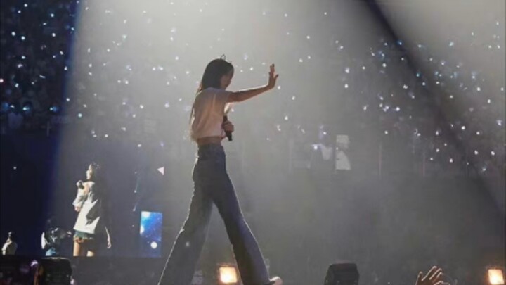 ท่าทาง “next level จับคอ” นี้ ต้องยกให้คิมดงอึนจริงๆ! วิดีโอแฟนเพจคอนเสิร์ต aespa ที่ซัมซิล โซล วันท