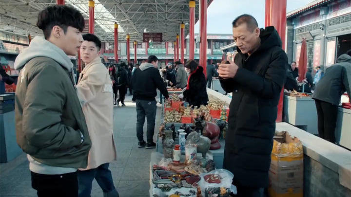 شاب فقير اشترى قارورة كوهو بـ600 يوان، وباعها بعد ذلك بمبلغ ضخم بلغ 10 ملايين يوان! # العين الذهبية