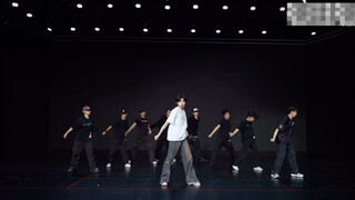 【سونغ يا شوان】 بدون مكياج وديكور المسرح، أصبح من الأسهل الشعور مباشرة بقدراته في الغناء والرقص. وقف 