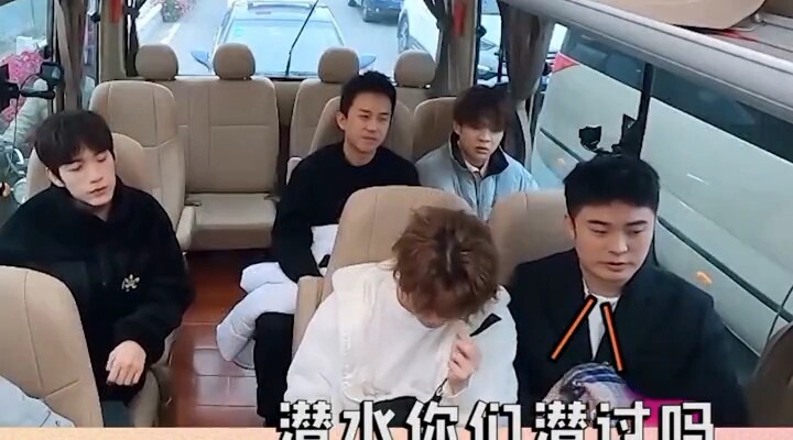 【ลู่หาน】ลู่: ขอโทษนะ ผมแพ้ที่แคบ กลัวความสูง และกลัวน้ำลึกไปหมดเลย น้ำเสียงหยิ่งแบบนี้