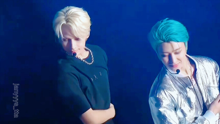 【جون باي】 واحد يمسك بطنه والآخر يمسك صدره ههههه، أينما ظهر شيء تغطيه فورًا!