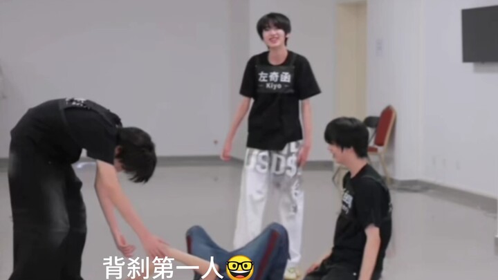 Cứ cười tít mắt với đám cao thủ này...