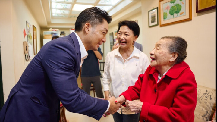 Mayor Jiang visits a centenarian born in the * era.